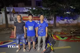 Các đối tượng cùng tang vật. (Ảnh: TTXVN phát)