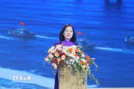 Bà Trương Thị Bích Hạnh, Phó Chủ tịch Thường trực Ủy ban MTTQ Việt Nam Thành phố Hồ Chí Minh, Chủ tịch Hội đồng Quản lý Quỹ “Vì biển đảo quê hương - Vì tuyến đầu Tổ quốc” phát biểu tại chương trình giao lưu nghệ thuật. (Ảnh: Xuân Khu/TTXVN)