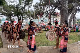 Các câu lạc bộ, đội cồng chiêng buôn làng tham gia lễ hội văn hóa các dân tộc thiểu số tại tỉnh Gia Lai. (Ảnh: Hồng Điệp/TTXVN)