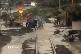 Đoạn đường sắt bị nước ngập, đất đá tràn vào đường ray, gây mất an toàn ở địa phận đường sắt chạy ngang xã Nam Cam Ranh. (Ảnh: TTXVN phát)