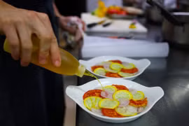 Arpege - nhà hàng 3 sao Michelin của đầu bếp người Pháp Alain Passard - phục vụ thực đơn hoàn toàn từ thực vật, tại Paris, Pháp, ngày 23/7. (Ảnh: Reuters)