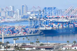 Hoạt động tại cảng hàng hóa Long Beach ở California, Mỹ. (Ảnh: AFP/TTXVN)