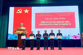 Thủ trưởng Ban Chỉ huy Bộ đội Biên phòng tỉnh Quảng Trị khen thưởng các cá nhân có thành tích xuất sắc trong đấu tranh thành công Chuyên án QT925.3. (Ảnh: Võ Dung/TTXVN)