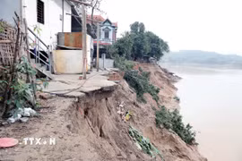 Sạt lở chỉ còn cách nhà dân khoảng vài m tại khu 20, xã Dân Chủ, tỉnh Phú Thọ. (Ảnh: Tạ Toàn/TTXVN)