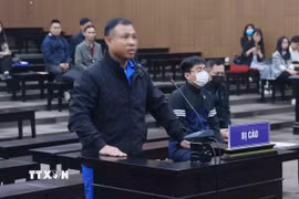 Bị cáo Nghiêm Quang Minh (chủ tòa nhà chung cư mini 9 tầng bị cháy) khai báo trước tòa. (Ảnh: Phạm Kiên/TTXVN)