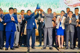 Anh hùng Lao động Hồ Quang Cua, người lai tạo giống lúa - gạo ST25, nhận biểu trưng vinh danh tại cuộc thi “Gạo ngon nhất thế giới” năm 2025. (Ảnh: TTXVN phát)