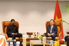 Trưởng Ban Chính sách, chiến lược Trung ương Nguyễn Thanh Nghị và đồng chí Tổng Bí thư Đảng Mặt trận Giải phóng Nhân dân Sri Lanka Tilvin Silva. (Ảnh: Quang Trung/TTXVN)