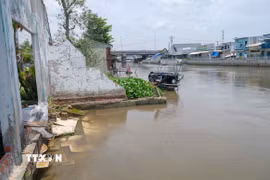 Điểm sạt lở trên kênh Nàng Mau, xã Thạnh Hòa, thành phố Cần Thơ làm một căn nhà bị sụp hoàn toàn xuống sông. (Ảnh: Thanh Liêm/TTXVN)