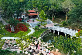 Khu vực suối Côn Sơn được trang hoàng rực rỡ đón du khách đến tham quan, chiêm bái. (Ảnh: Mạnh Tú/TTXVN)