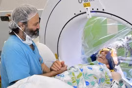 Tiến sỹ Udi Bonshtein và bệnh nhân được phẫu thuật thôi miên. (Ảnh: ynetnews)