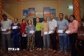 Bà Đỗ Ái Lanh, Phó Chủ tịch UBND phường Hiệp Thành, trao quà đến các hộ gia đình chính sách trên địa bàn nhân dịp lễ Sene Dolta 2026. (Ảnh: Chanh Đa/TTXVN)