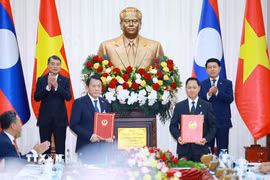 Thủ tướng Lê Minh Hưng và Thủ tướng Lào Saleumxay Kommasith chứng kiến trao Biên bản bàn giao hệ thống quản lý dân cư và căn cước công dân tại Lào giữa Bộ Công an Việt Nam và Bộ Công an Lào. (Ảnh: Dương Giang/TTXVN)