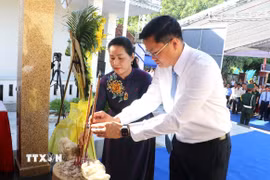 Lãnh đạo tỉnh Quảng Ngãi dâng hương tưởng niệm. (Ảnh: Đinh Hương/TTXVN)