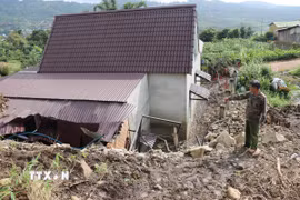 Căn nhà của hộ ông Đàm Văn Chiến thôn Đắk Snao, xã Quảng Sơn (Lâm Đồng) bị ảnh hưởng nặng do sạt lở đất. (Ảnh: Nguyễn Huy Thành/TTXVN)