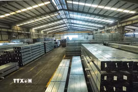 Sản phẩm ống thép mạ kẽm. (Ảnh: Tuấn Anh/TTXVN)