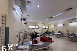 Các trường hợp nghi ngộ độc thực phẩm được theo dõi, điều trị tại Bệnh viện Trung ương Huế cơ sở 2 ngày 11/9. (Ảnh: TTXVN phát)