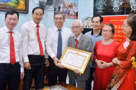 Trao Huy hiệu 80 năm tuổi Đảng cho cán bộ lão thành 103 tuổi