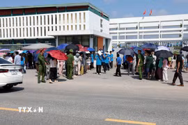 Các thí sinh ra về sau khi hoàn thành bài thi. (Ảnh: Quang Cường/TTXVN)