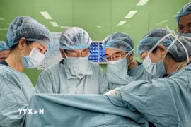 Các bác sỹ Bệnh viện Nhi đồng 1 Thành phố Hồ Chí Minh phẫu thuật cho bệnh nhi. (Ảnh: TTXVN phát)