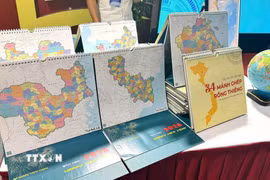 Xuất bản phẩm bản đồ hành chính 34 tỉnh, thành phố dưới dạng lịch 2026 với tên gọi “34 mảnh ghép rồng thiêng”. (Ảnh: Ngọc Bích/TTXVN)
