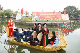 Hát Quan họ trên thuyền là tiết mục văn hóa đặc sắc thu hút sự quan tâm của nhiều khách du lịch. (Ảnh: Thanh Thương/TTXVN)