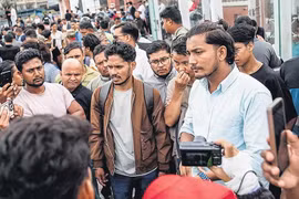 Người biểu tình bên ngoài trụ sở quân đội Nepal trong giờ giới nghiêm ở Kathmandu ngày 11/9. (Ảnh: AFP)