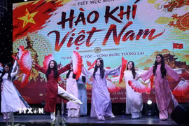 Tiết mục văn nghệ tham gia dự thi chương trình Giao lưu tiếng Việt của các thanh niên, sinh viên kiều bào. (Ảnh: Văn Dũng/TTXVN)