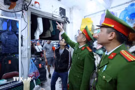 Kiểm tra công tác phòng cháy chữa cháy và cứu nạn cứu hộ tại một hộ kinh doanh. (Ảnh: Phạm Kiên/TTXVN)