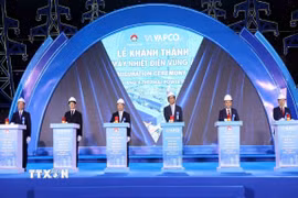 Các đại biểu thực hiện nghi thức khánh thành dự án Nhiệt điện Vũng Áng II. (Ảnh: Công Tường/TTXVN)