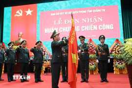 Lãnh đạo Bộ tư lệnh Bộ đội Biên phòng trao Huân chương Chiến công hạng Nhất cho Ban Chỉ huy Bộ đội biên phòng tỉnh Quảng Trị. (Ảnh: Võ Dung/TTXVN)
