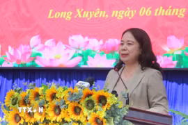 Phó Chủ tịch nước Võ Thị Ánh Xuân phát biểu tại buổi tiếp xúc cử phường Long Xuyên và xã An Châu, tỉnh An Giang. (Ảnh: Công Mạo/TTXVN)