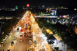 Một tuyến phố vào buổi tối ở vịnh Hạ Long. (Ảnh: TTXVN phát)
