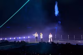 Ba thành viên của Bigbang biểu diễn trên sân khấu tại Hà Nội. (Ảnh: Báo Thể thao và Văn hóa)