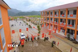 Cờ Đảng, cờ Tổ quốc được trang trí dọc các dãy nhà, tạo sắc màu nổi bật trong khuôn viên Trường Phổ thông nội trú Tiểu học và THCS Sam Mứn. (Ảnh: Xuân Tư/TTXVN)