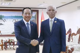 Đồng chí Khamphan Pheuiyavong (phải), Bí thư Trung ương Đảng, Trưởng ban Tuyên huấn Trung ương Đảng Nhân dân Cách mạng Lào tiếp đồng chí Trịnh Văn Quyết, Bí thư Trung ương Đảng, Trưởng Ban Tuyên giáo và Dân vận Trung ương ĐCS Việt Nam. (Ảnh: Xuân Tú/TTXVN)
