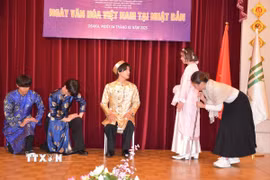 Phân cảnh Tấm và nhà Vua hội ngộ tại nhà của bà lão bán nước trong vở kịch Tấm Cám. (Ảnh: Phạm Tuân/TTXVN)
