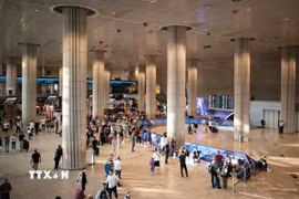 Hành khách tại sân bay quốc tế Ben Gurion ở gần Tel Aviv, Israel. (Ảnh tư liệu: THX/TTXVN)