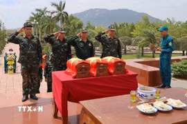 Lễ truy điệu 3 anh hùng liệt sỹ sau khi được cất bốc và đưa về Nghĩa trang liệt sỹ Ninh Hòa - Vạn Ninh. (Ảnh: TTXVN phát)