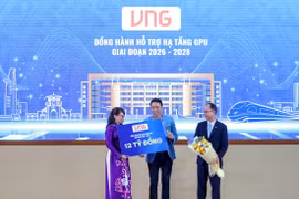 Ông Lê Hồng Minh, Nhà sáng lập & Chủ tịch HĐQT VNG trao tặng gói tài nguyên GPU trị giá 12 tỷ đồng cho ĐHQG-HCM tại Lễ Khai khóa - 2026. (Ảnh: VNG)