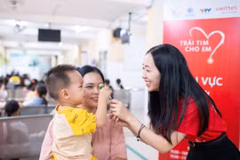 “Trái tim cho em” đến với các tỉnh không chỉ để phát hiện những em bé mắc tim bẩm sinh, mà để mở ra hy vọng chữa trị cho những hoàn cảnh thiếu thốn. (Ảnh: Viettel)