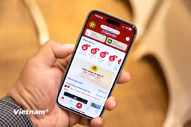 "Bình dân học vụ số" không chỉ là một khóa học, càng không phải là phong trào theo hình thức mà phải trở thành quá trình học tập thường xuyên của cộng đồng, giúp người dân tự tin hơn khi sử dụng VNeID và dịch vụ công trực tuyến, các nền tảng số, tiện ích số và biết phòng tránh những rủi ro trên môi trường mạng. (Ảnh minh họa: Minh Sơn/Vietnam+)