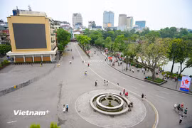 Sáng 26/4, ngày thứ 2 trong kỳ nghỉ Giỗ Tổ Hùng Vương, nhiều tuyến phố trung tâm Hà Nội đặc biệt khu vực phố đi bộ Hồ Gươm trở nên vắng hơn thường ngày. (Ảnh: Minh Sơn/Vietnam+) 