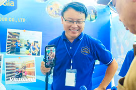 Đặc biệt, trực tiếp tại hội chợ các gian hàng tổ chức livestream không gian số trên các nền tảng mạng xã hội để quảng bá thêm về thương hiệu của mình. (Ảnh: Bảo Ngọc/Vietnam+)