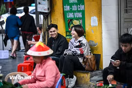 Nhiều người dân tranh thủ lên phố sớm tận hưởng không khí lạnh đặc trưng của Thủ đô. (Ảnh: Minh Sơn/Vietnam+)