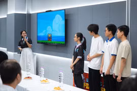 Một trong ba nhóm sinh viên xuất sắc nhất trình bày sản phẩm game do nhóm phát triển tại Lễ tổng kết môn SE116 khóa đầu tiên. (Ảnh: VNG)