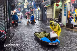 Người dân phải giao bún bằng thuyền. (Ảnh: Hoài Nam/Vietnam+)