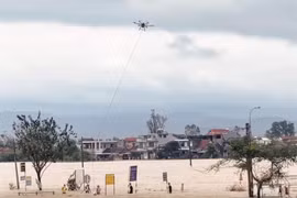 UAV của CT UAV vận chuyển nhu yếu phẩm đến bà con vùng bị lũ lụt tại thôn Quy Hậu, Tuy Hoà (Phú Yên cũ). (Ảnh: CT UAV)