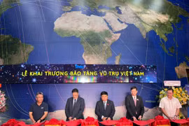 Trung tâm Vũ trụ Việt Nam đã tổ chức lễ gắn biển và khai trương Bảo tàng Vũ trụ Việt Nam tại Khu Công nghệ cao Hòa Lạc (Hà Nội). (Ảnh: PV/Vietnam+)