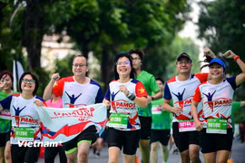 Những khoảnh khắc vận động viên chinh phục giải chạy marathon lớn nhất Thủ đô
