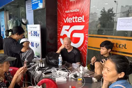 Tất cả các cửa hàng giao dịch, bưu cục và siêu thị của Viettel trên địa bàn thành phố Huế trở thành điểm sạc pin/điện thoại miễn phí cho người dân. (Ảnh: Viettel)